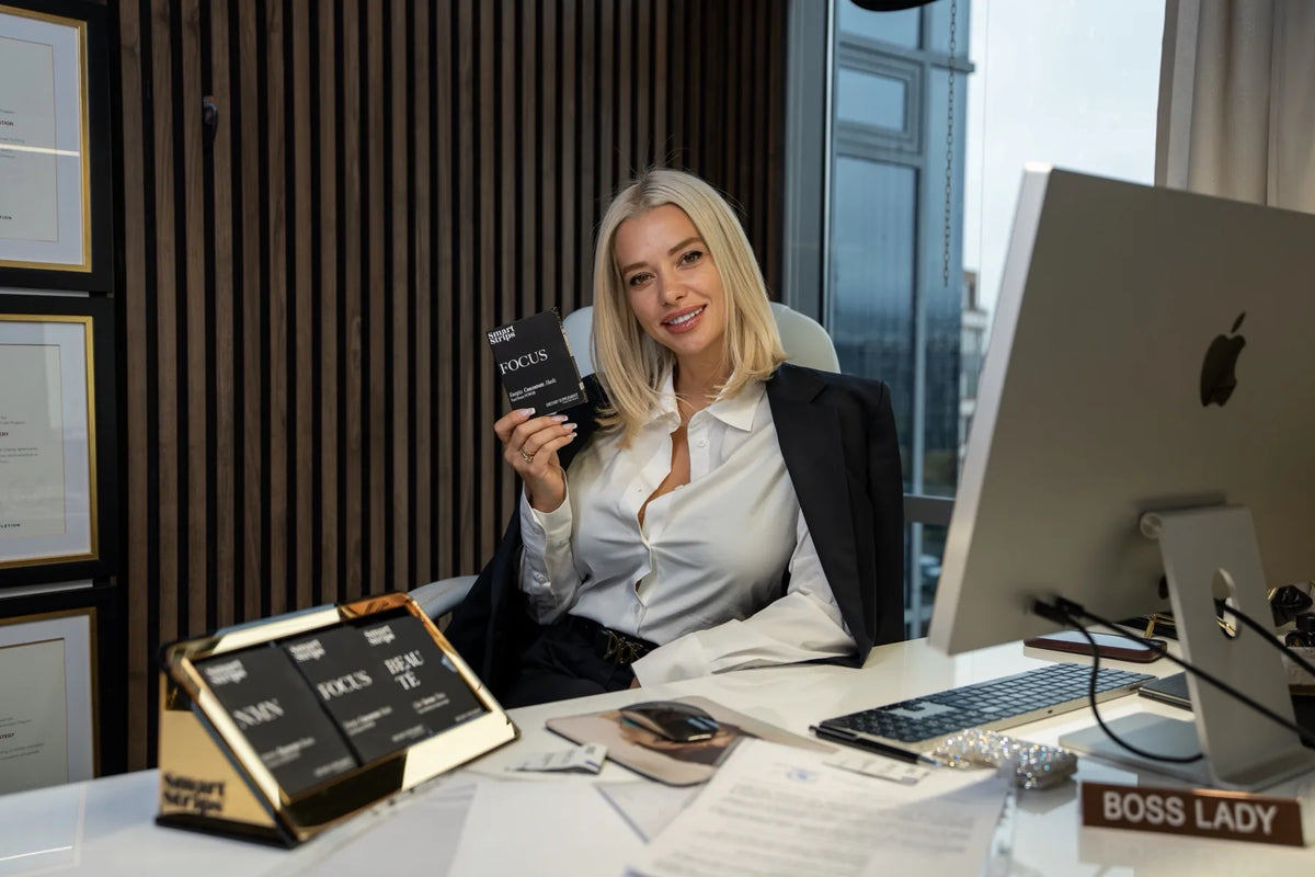 Elina Ivanova-Atanassov, основател на Smart Strips, със саше FOCUS на бюрото си